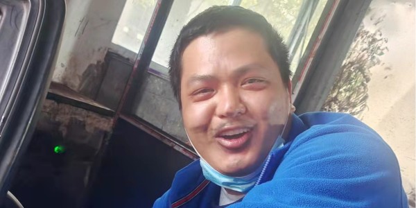 面對(duì)又臭又臟的污水管，他毫不猶豫地……