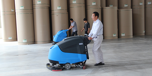 如何有效地維護駕駛式洗地機