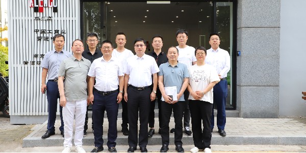 6月13日，南京市啟東商會黨支部書記蔡永健、秘書長張利兵以及在寧啟東鄉(xiāng)賢企業(yè)代表等一行來到南京嘉得力清潔設備有限公司進行參觀和考察，董事長顧衛(wèi)東進行熱情接待并召開座談會。